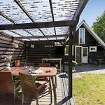 3 Bedroom Beautiful In 펜션 Glesborg