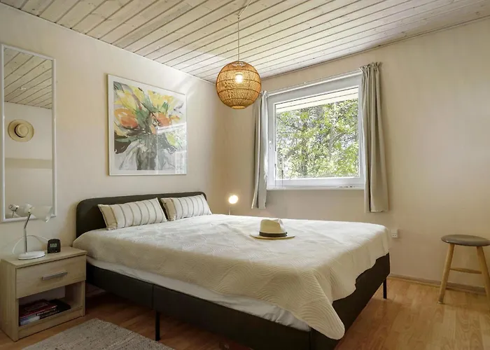 3 Bedroom Beautiful In Hébergement de vacances Glesborg